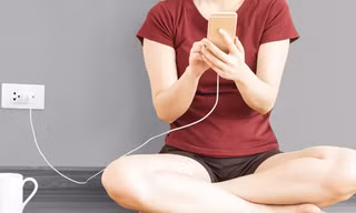 Nữ sinh lớp 11 ở Nghệ An bị điện giật gây tử vong do cắm sạc điện thoại khi tay đang ướt