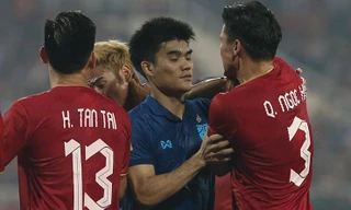 Tình huống khiến Quế Ngọc Hải nhận thẻ vàng khi xô xát với đội trưởng ĐT Thái Lan