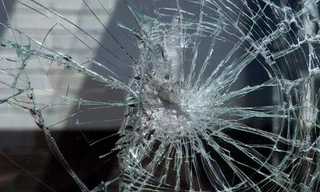 Trong lúc chơi đùa cùng bạn, nữ sinh lớp 9 bị mảnh vỡ cửa kính tại lớp học cứa vào cổ