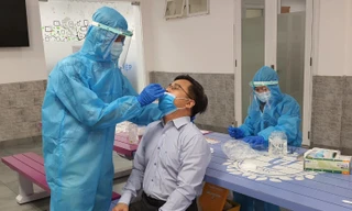 TP.HCM đẩy nhanh tiêm vaccine cho 62.000 shipper, Đồng Tháp giãn cách xã hội thêm 14 ngày