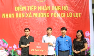 Bí thư thường trực T.Ư Đoàn thăm hỏi người dân bị lũ quét tại xã Mường Pồn, Điện Biên