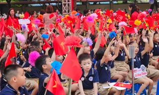 Thầy cô trường tiểu học Nam Thành Công đón các bé lớp 1 với "nhạc hội" tưng bừng