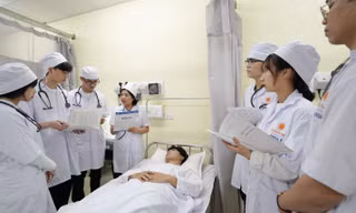 Tuyển sinh đại học năm 2023: Một số trường đào tạo ngành Sức khỏe có điểm sàn tăng nhẹ
