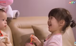 "Lịm tim" nhìn bé Cici trổ tài chăm em trai Mino, cách quan tâm bố Justatee siêu dễ thương
