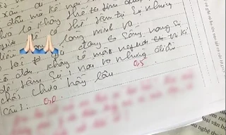 Nam sinh nhận 0,5 điểm bài kiểm tra Văn, đọc lời phê của cô giáo thì thấy rất xứng đáng