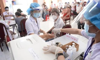 TP.HCM tiêm 104.000 liều vắc-xin một ngày, Hà Nội tạm dừng hoạt động chợ Phùng Khoang