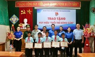 Quảng Bình: Trao Huy hiệu "Tuổi trẻ dũng cảm" cho đội viên Liên đội trường PTDT nội trú