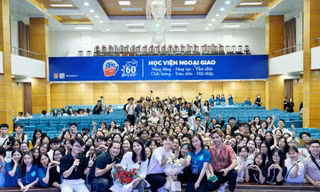 Sinh viên Ngoại giao học sáng tạo nội dung cùng Tun Phạm, Làn và founder Nuôi Em