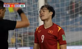 Văn Toàn chia sẻ khoảnh khắc buồn bã vì nhận thẻ vàng, ai ngờ bị Quang Hải "cà khịa" cực hài