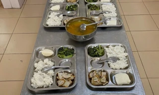 9 học sinh Tiểu học phải nhập viện sau bữa ăn tại trường: Thực đơn gồm những gì?