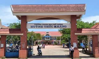 Nữ sinh lớp 10 ở Đắk Lắk đánh bạn, mang chích điện ra dọa bị xử lý kỷ luật thế nào?