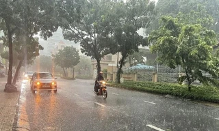 Miền Bắc tiếp tục chuỗi mưa dông dài ngày, khu vực Trung Bộ nắng nóng gay gắt