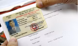 Từ 1/1/2025, bằng lái xe sẽ có 12 điểm, nếu bị trừ hết điểm có phải thi lại?