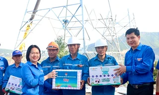 T.Ư Đoàn tặng quà động viên thanh niên tình nguyện thi công đường dây 500kV mạch 3