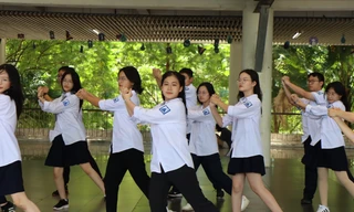 Tân binh THPT chuyên Hà Nội - Amsterdam hòa mình cùng điệu nhảy flashmob sôi động