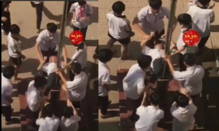 Nam sinh lớp 8 ở Hà Nội bị nhóm bạn giữ chặt tay chân, thúc vùng nhạy cảm vào cột