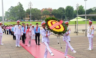 Đoàn đại biểu dự Đại hội Cháu ngoan Bác Hồ toàn quốc lần thứ X báo công dâng Bác