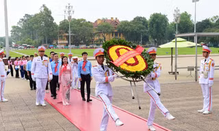 Đoàn đại biểu dự Đại hội Cháu ngoan Bác Hồ toàn quốc lần thứ X báo công dâng Bác