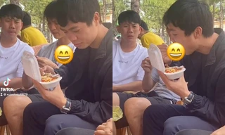 Khoảnh khắc giật "spotlight": Cầu thủ Minh Vương dán mắt vào hộp xôi trên tay Công Phượng