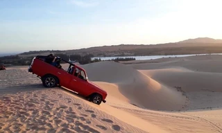 Vụ tai nạn trên đồi cát Bàu Trắng (Bình Thuận): Nguy hiểm tiềm ẩn từ xe địa hình