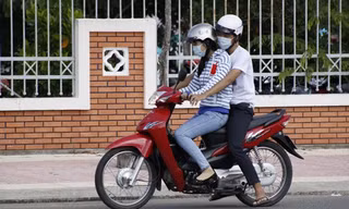 Từ năm 2025, chở trẻ em trên 6 tuổi ngồi trước xe máy có thể bị phạt tới 14 triệu