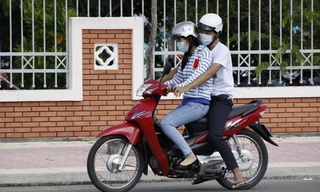 Từ năm 2025, chở trẻ em trên 6 tuổi ngồi trước xe máy có thể bị phạt tới 14 triệu