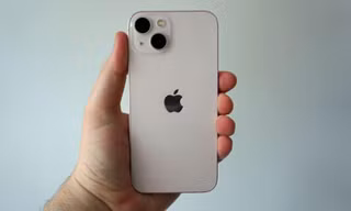 Cầm trên tay iPhone 13 "bằng xương bằng thịt": Tai thỏ nhỏ hơn, thời lượng pin vượt trội