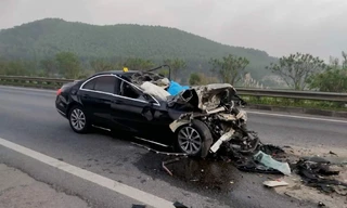 Vì sao Mercedes-Benz bị tai nạn bung túi khí nhưng người lái vẫn tử vong?
