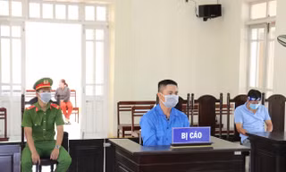 Bị cáo Hiếu nghe tòa tuyên án - ảnh Huyền Oanh
