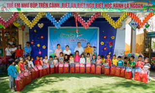 Trao quà “Cùng em đến trường” cho học sinh khó khăn miền núi Quảng Nam 