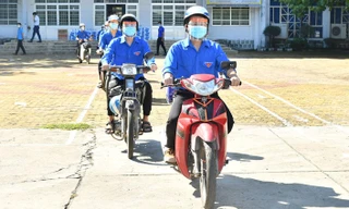 Đội hình “Shipper áo xanh” lên đường vận chuyển hàng hóa đến các điểm phong tỏa - ảnh H.O