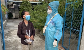 Chị Nguyễn Thị Bé Ba trao hộp cá yêu thương cho bà Nguyễn Thị Mai xã Hòa Trị (huyện Phú Hòa)- Ảnh Huyền Oanh