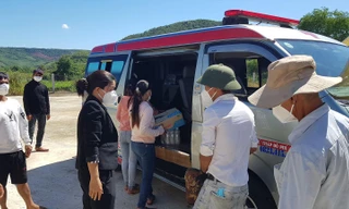 UBND huyện Đồng Xuân điều động xe ô tô đưa 13 đồng bào về quê nhà Quảng Ngãi. Ảnh: Huyền Oanh 