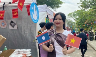 Váy tái chế dài 2 mét, té nước, buộc chỉ tay... tại ngày hội Tết Bunpimay