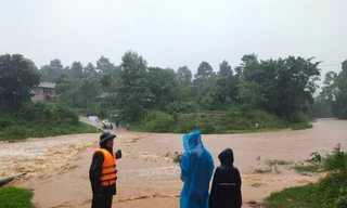 Biên phòng Quảng Trị chốt chặn tại nhiều điểm bị ngập sâu, ngăn người dân qua lại