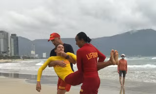 Tận mắt quá trình huấn luyện cứu hộ trên bãi biển Đà Nẵng 