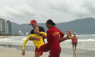 Tận mắt quá trình huấn luyện cứu hộ trên bãi biển Đà Nẵng 