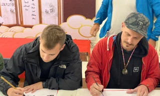 Sinh viên quốc tế hào hứng trải nghiệm Tết Việt, gói bánh chưng, viết thư pháp