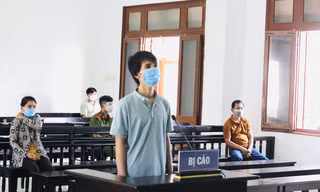 Bị cáo Ngô Công Trứ nghe tòa tuyên án - ảnh Huyền Oanh