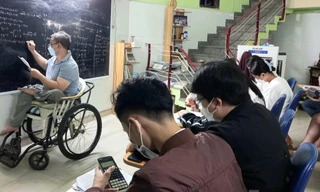 Người thầy bại liệt dạy trò đi những bước chân vững chãi 