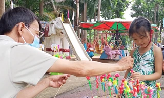 Người Xuân La nặn tò he cho trẻ Đà Nẵng