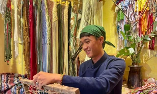 Chàng trai 'thổi hồn' vào những sợi dây