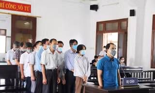 Các bị cáo tại phiên xử sơ thẩm - ảnh Huyền Oanh 