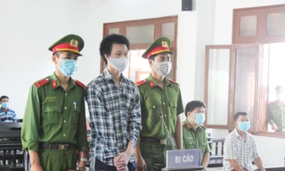 Bị cáo Phạm Kim Phê nghe tòa tuyên án - ảnh Văn Tài 