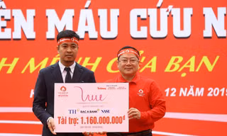 Đại diện Quỹ Vì Tầm Vóc Việt trao biển tài trợ cho Tổng Biên tập Báo Tiền Phong Lê Xuân Sơn - Trưởng Ban Tổ chức Chủ nhật đỏ