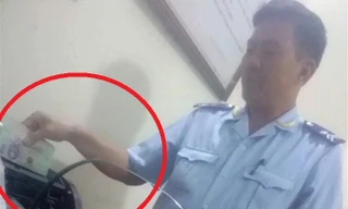 Cảnh cán bộ hải quan cửa khẩu Tây Trang nhận tiền làm luật bằng máy đếm tiền