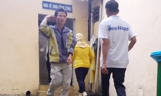 Kinh hoàng nhà vệ sinh bệnh viện, trường học