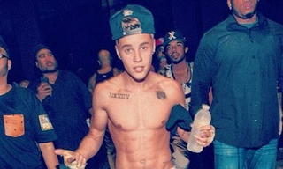 Justin Bieber lại tung ảnh khoe body và hình xăm