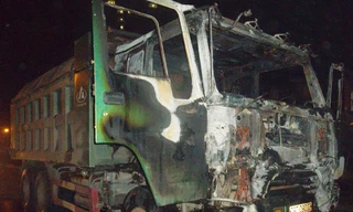 Chiếc xe tải bị cháy rụi toàn bộ phần đầu xe