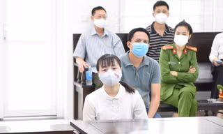 Các bị cáo Thủy, Nam tại tòa.